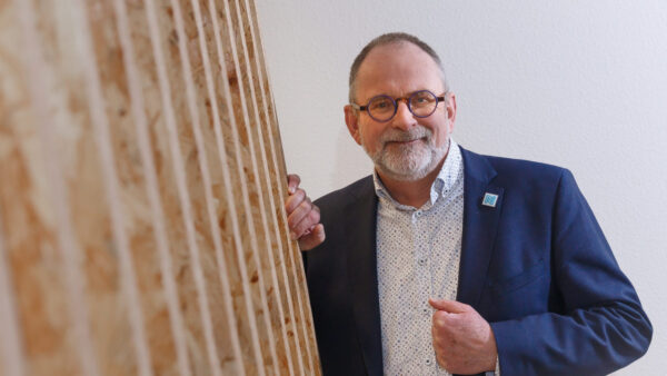 Harm Valk bij een houten wand